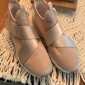 Sorel pink Kinetic Velcro slip ons